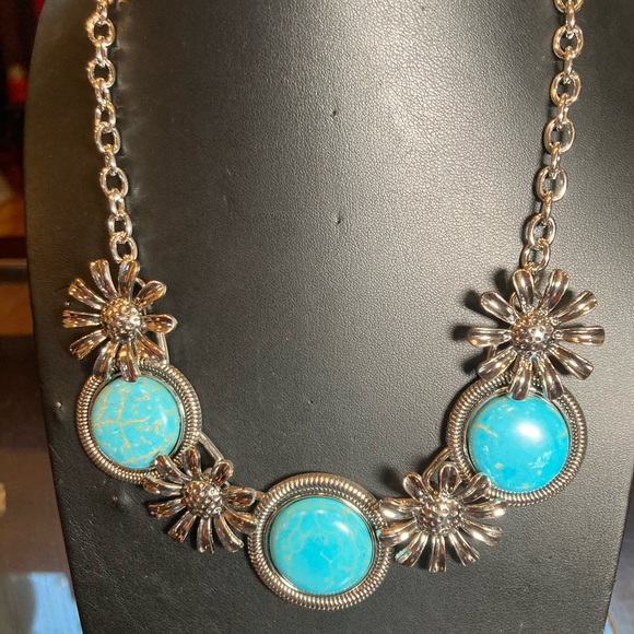 Jewelry - Chic Silver and Turquoise Floral Necklace